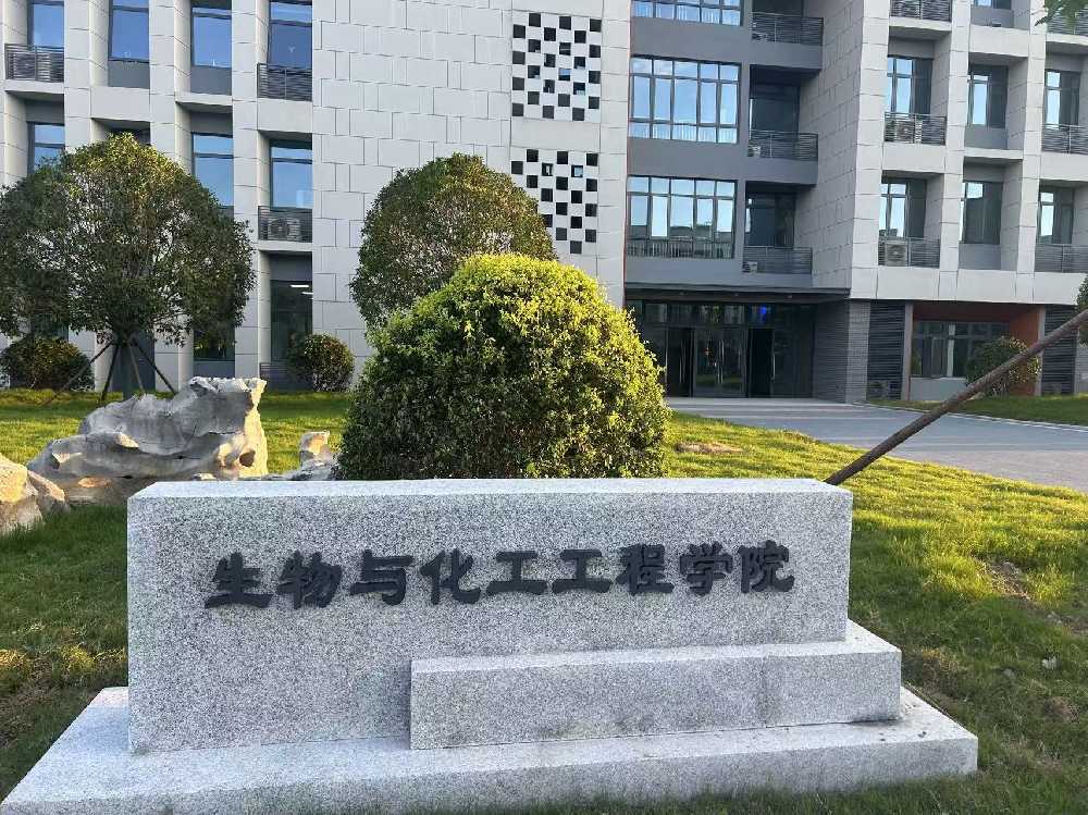 银海区扬州职业大学体育场高杆灯项目